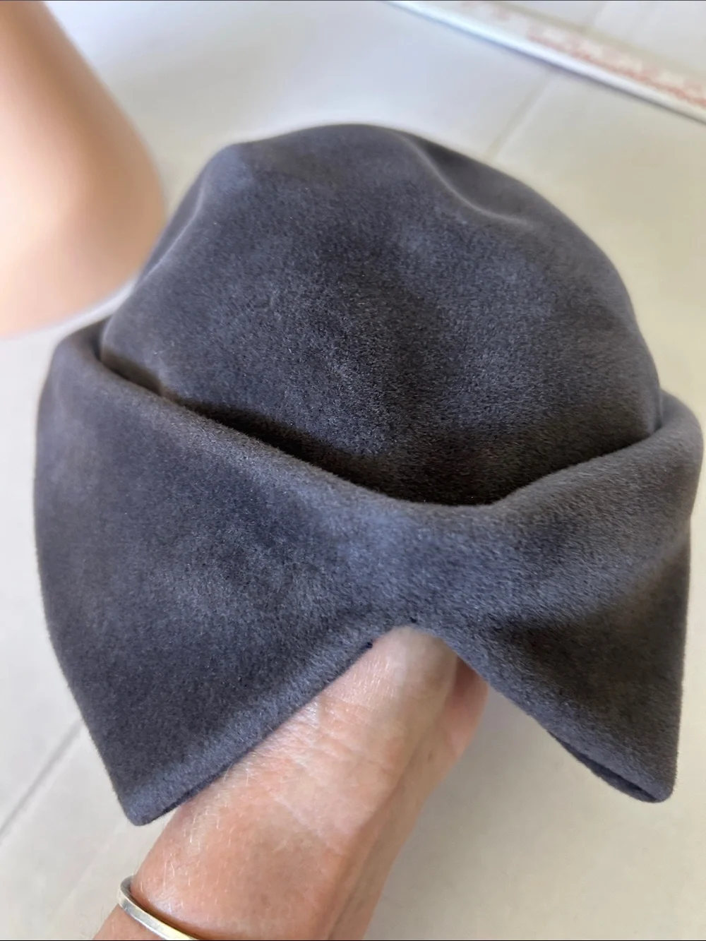 AURORE TRUE VINTAGE 1950s GRAY FELT/ART DECO COCKTAIL HAT MADE IN FRANCE